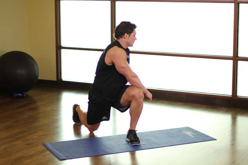 Crossover Reverse Lunge demonstration