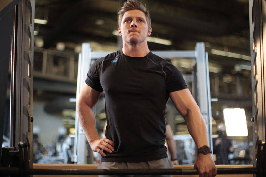 Smith Machine One-Arm Upright Row demonstration